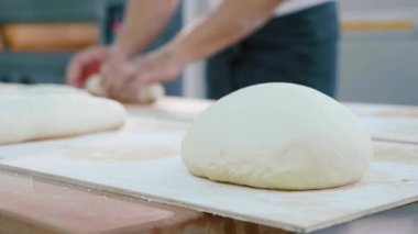 Profesyonel fırıncı fırıncılık ticari mutfak hamur parçalarını oluşturan.