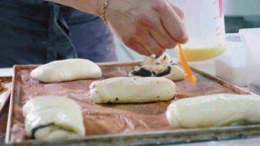 Tatlı pişirme fırın içine girişi önce üst yüzeyi yağlama Baker