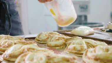 Tatlı pişirme fırın içine girişi önce üst yüzeyi yağlama Baker