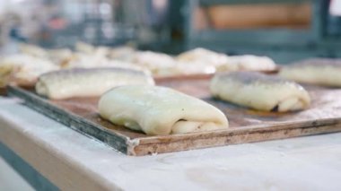 Pudra giriş önce haşhaş tohumu ile buns fırına sprinkles.