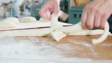 Profesyonel fırıncı fırıncılık ticari mutfak hamur parçalarını oluşturan.