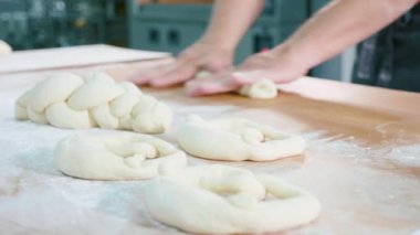 Profesyonel fırıncı fırıncılık ticari mutfak hamur parçalarını oluşturan.