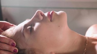 Masör Masaj spa salonda, Genç ve güzel kadın için baş yakın çekim
