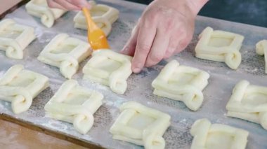 Tatlı pişirme fırın içine girişi önce üst yüzeyi yağlama Baker