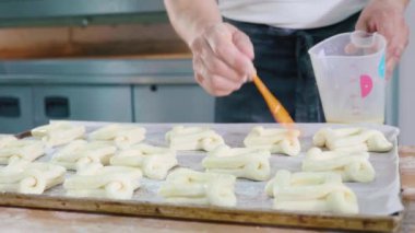 Tatlı pişirme fırın içine girişi önce üst yüzeyi yağlama Baker