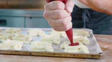 Profesyonel baker reçel önce pişirme tatlı üstüne ekleme fırına koy