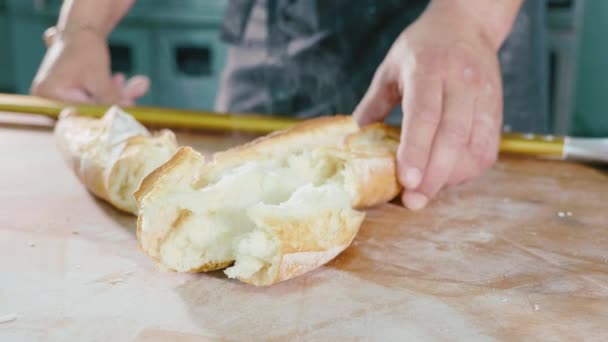 Разбил свежий хлеб на столе на коммерческой кухне пекарни . — стоковое видео