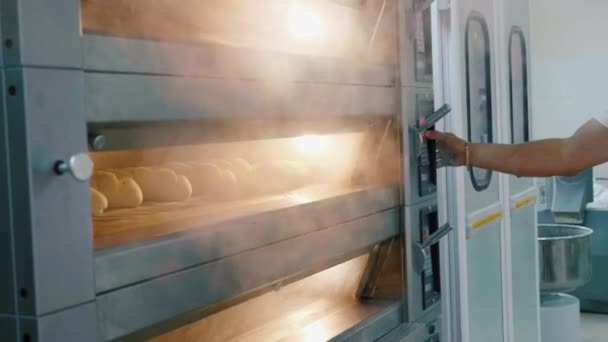 Dampfender Ofen mit frischem Brot in der Großküche. — Stockvideo