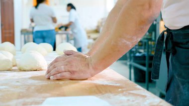 Profesyonel fırıncı fırıncılık ticari mutfak hamur parçalarını oluşturan.