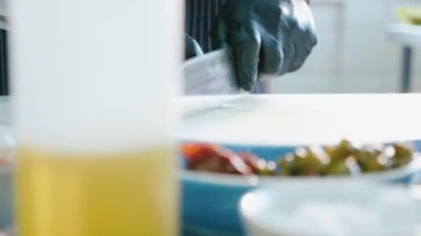 Sarımsak, yakın çekim kesme eldiven profesyonel şef