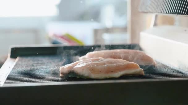 Un filete de pescado fresco se fríe en una parrilla caliente con aroma y humo — Vídeos de Stock