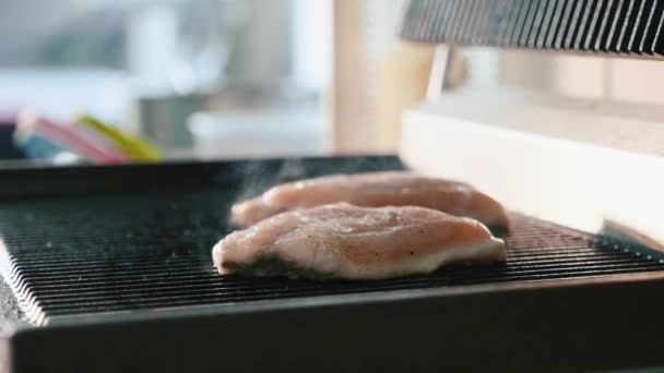 En biff av färsk fisk är stekt på en varm grill med arom och rök — Stockvideo