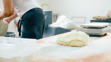 Fırın ticari mutfak masasında hamur