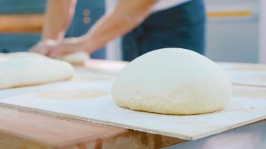 Çiğ ekmek fırıncı ile ticari mutfak pişirme hamur parçalarını oluşturan