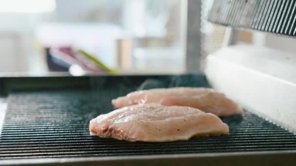 Stek Świeżych Ryb Jest Smażone Gorącym Grillu Bliska Zapach Dym — Wideo stockowe