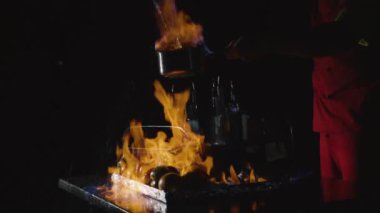 Bir ana ziyafet yemek pişirme Şef Close-up. Sebze ve et ateş gösterisi ile