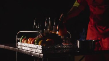 Bir ana ziyafet yemek pişirme Şef Close-up. Sebze ve et ateş gösterisi ile