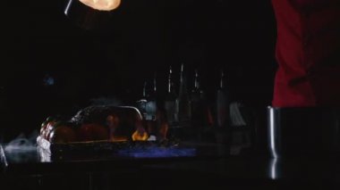 Bir ana ziyafet yemek pişirme Şef Close-up. Sebze ve et ateş gösterisi ile
