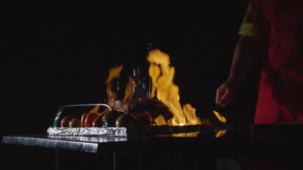 Primer plano del chef cocinando un plato de banquete principal. Verduras y carne con espectáculo de fuego — Vídeo de stock