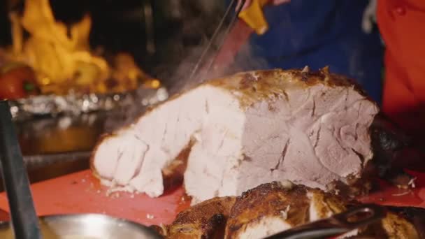 Різання смаженого м'яса для святкового столу. Шеф розрізає смажене м'ясо на пару — стокове відео
