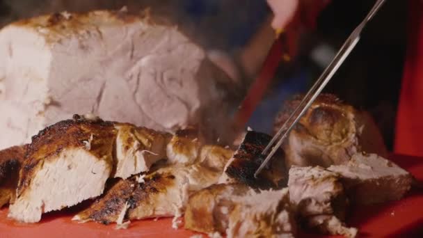 切断は、休日のテーブルのための肉をローストしました。シェフは、蒸し焼き肉を切る — ストック動画