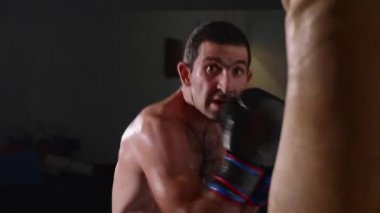 Yapma adam boksör boks torbasına vurur. Kapalı eğitim avcı