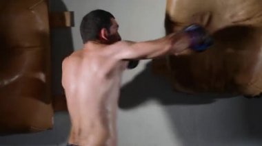 Yapma adam boksör boks torbasına vurur. Kapalı eğitim avcı