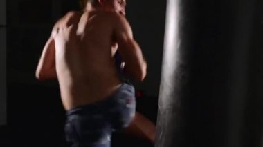 Yapma adam boksör boks torbasına vurur. Kapalı eğitim avcı