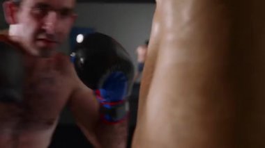 Yapma adam boksör boks torbasına vurur. Kapalı eğitim avcı