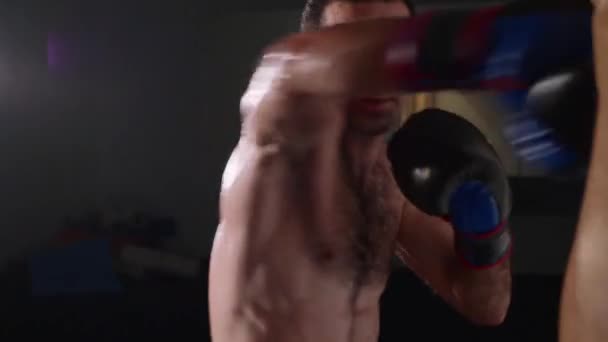 Портрет молодого топлес-чоловіка-боксера, який дивиться на камеру і бореться з тіні — стокове відео