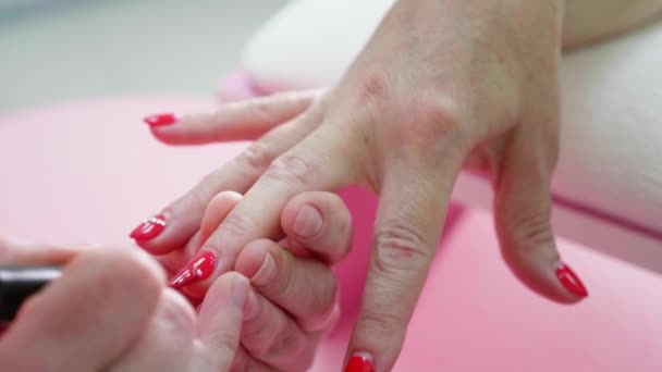 Kvinnliga händer Manikyr närbild. Åldrad dam hand vid manikyr förfarande — Stockvideo