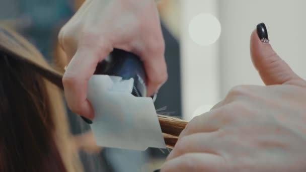 Donna che ottiene capelli lucidanti dal parrucchiere al salone di bellezza, primo piano — Video Stock