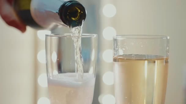 Champagne uit de fles te gieten. Slow motion video — Stockvideo