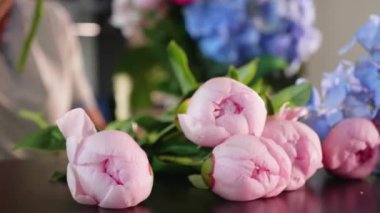 Çiçekçi kız yapar bir buket çiçek salonda yakın çekim