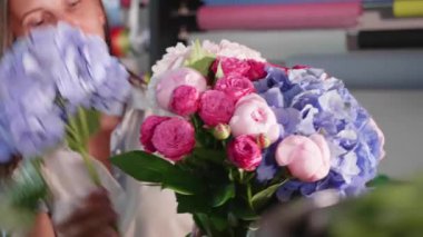 Çiçekçi kız yapar bir buket çiçek salonda yakın çekim
