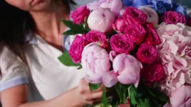 Çiçekçi kız yapar bir buket çiçek salonda yakın çekim