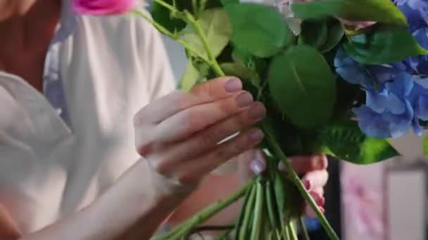 Bloemist meisje maakt een boeket in de salon van een bloem, close-up — Stockvideo