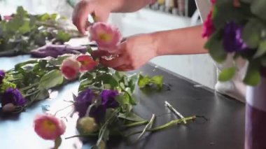 Çiçekçi kız yapar bir çiçek kutusu bir çiçek salonda yakın çekim
