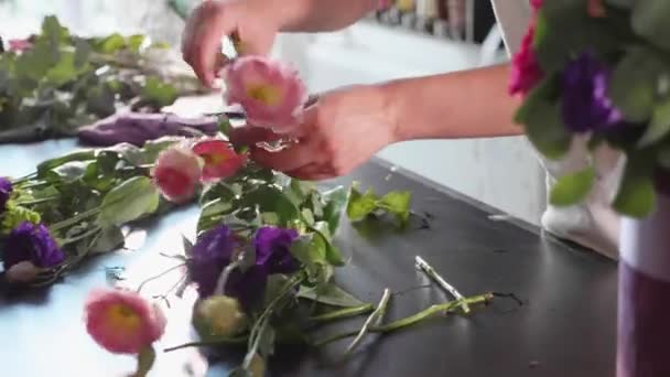 Blumenmädchen macht einen Blumenkasten in einem Blumensalon, Nahaufnahme — Stockvideo