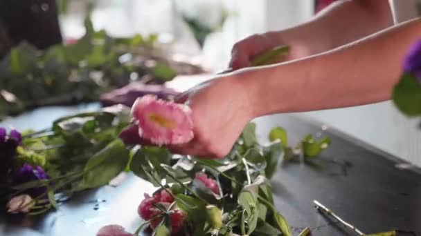 Bloemist meisje maakt een floral doos in de salon van een bloem, close-up — Stockvideo