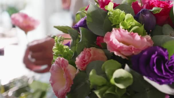 Floristería chica hace una caja floral en un salón de flores, primer plano — Vídeos de Stock