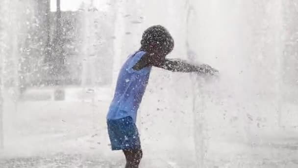 湿小女孩在城市公共公园的喷气喷泉里奔跑和玩乐. — 图库视频影像