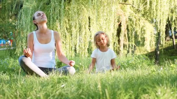 Mutter und ihre kleine süße Tochter machen zusammen Yoga-Übungen — Stockvideo