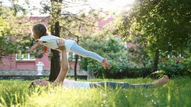 Anne ve küçük şirin kızı yoga yaparken birlikte egzersiz — Stok video