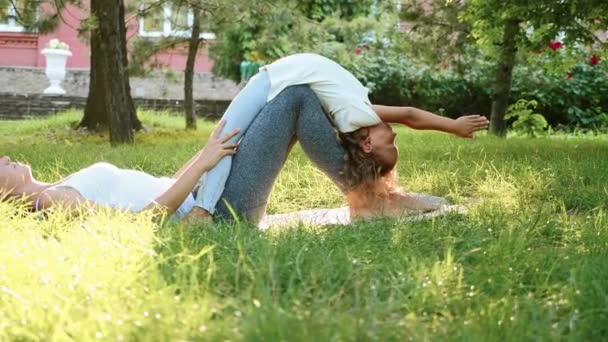 Moeder en haar schattig dochtertje doen yoga oefenen samen — Stockvideo