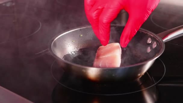 Stekt fisk, tonfisk filén på den rykande stekpannan i slow motion. — Stockvideo