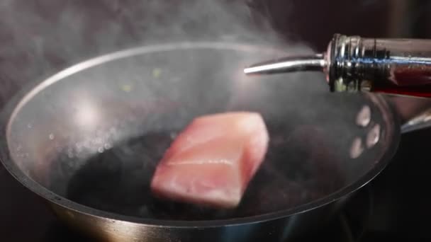 Peixe frito, filé de atum na frigideira a vapor em câmara lenta . — Vídeo de Stock