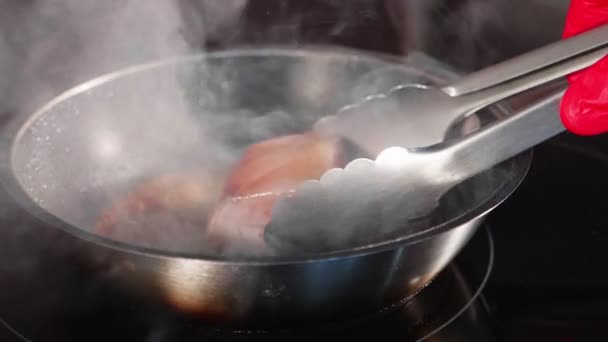Peixe frito, filé de atum na frigideira a vapor em câmara lenta . — Vídeo de Stock