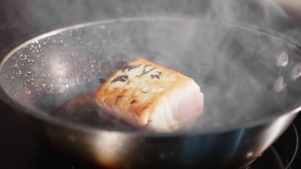 Жареная рыба, филе тунца на раскаленной сковороде в замедленной съемке . — стоковое видео