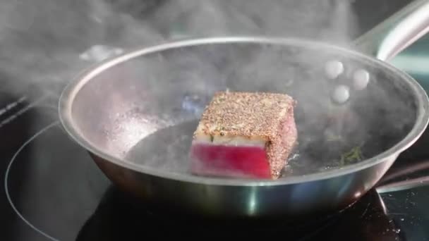 Serpenyős hal, a marlin filét a gőzölgő serpenyőben. — Stock videók